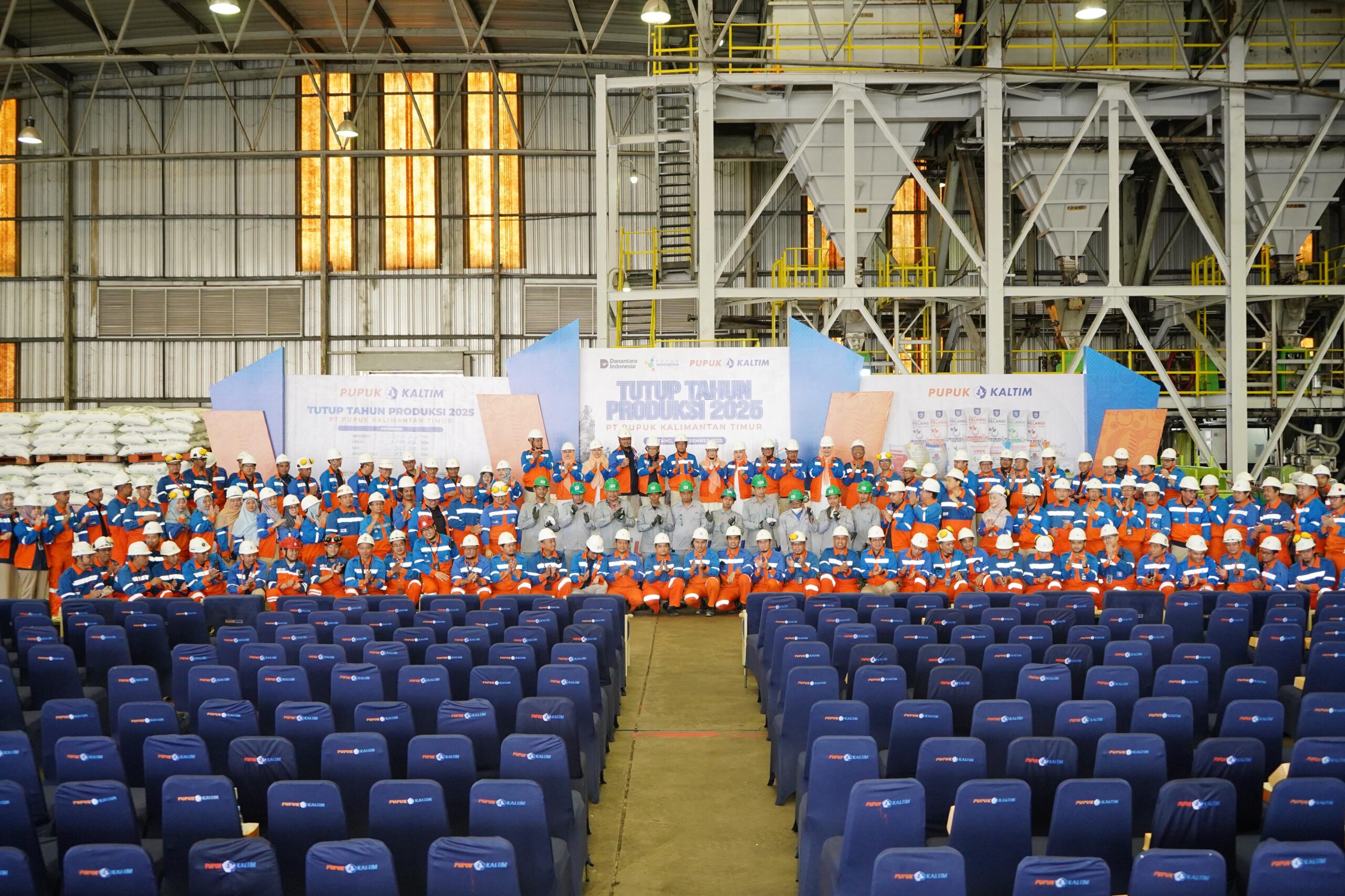 Karyawan Pupuk Kaltim dalam acara Tutup Tahun Produksi 2025 Pupuk Kaltim di area gudang Pabrik 1A Pupuk Kaltim, Bontang, Kalimantan Timur, Selasa (30/12/2025). /Pupuk Kaltim