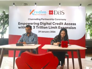 Co-Founder & President Director Kredivo Indonesia Umang Rustagi dan Consumer Banking Director PT Bank DBS Indonesia Melfrida Gultom saat menandatangani perjanjian peningkatan pendanaan channeling untuk Kredivo menjadi Rp3 triliun. /DBS