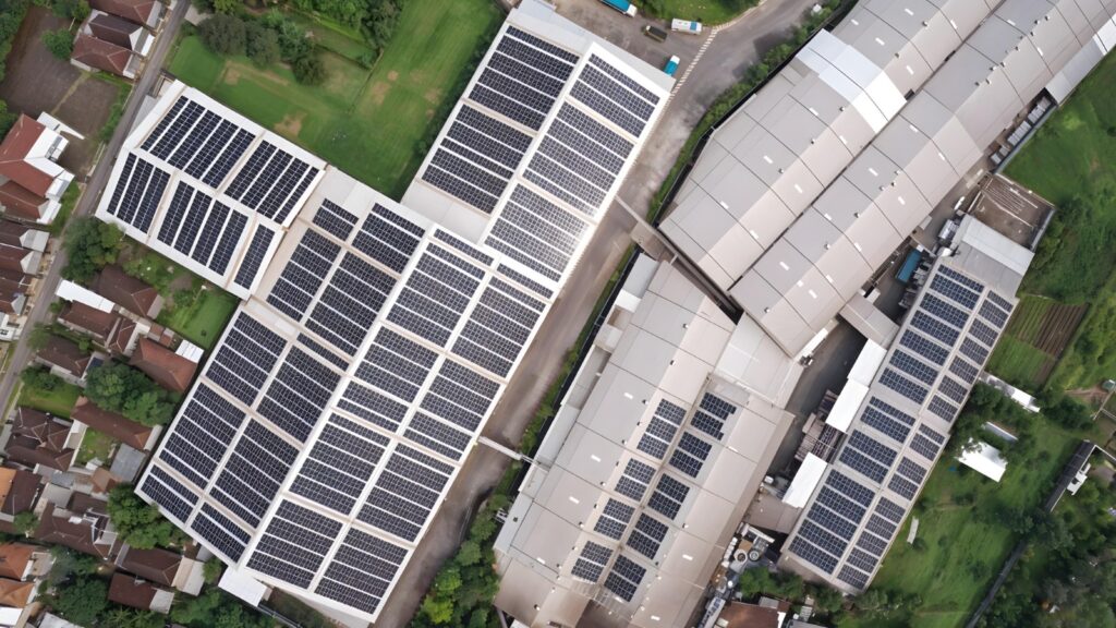 Pabrik PT Sariguna Primatirta Tbk (CLEO) yang dilengkapi PLTS. Perseroan menggabungkan ekspansi bisnis, kinerja keuangan solid, dan komitmen lingkungan menuju net zero emission. /CLEO