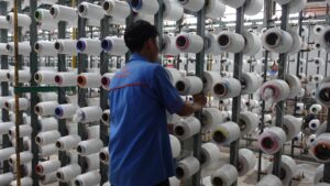 Pekerja PT Trisula Textile Industries Tbk (BELL) sedang memantau proses produksi. Pemulihan industri tekstil dan strategi adaptif mendorong optimisme BELL mencatatkan pertumbuhan kinerja berkelanjutan. /BELL