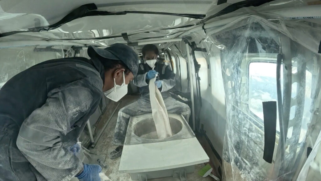 Petugas sedang menebar bahan semai untuk modifikasi cuaca. BNPB mengintensifkan modifikasi cuaca untuk menekan risiko banjir dan mempercepat pemulihan wilayah terdampak. /BNPB