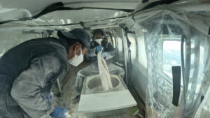 Petugas sedang menebar bahan semai untuk modifikasi cuaca. BNPB mengintensifkan modifikasi cuaca untuk menekan risiko banjir dan mempercepat pemulihan wilayah terdampak. /BNPB