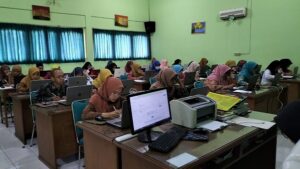 Guru Madrasah mengikuti Ujian Seleksi Kompetensi Akademik Program Pendidikan Profesi Guru Madrasah (PPG). Kemenag memastikan perbaikan data rekening terus dilakukan agar pencairan BSU guru madrasah segera terealisasi. /Kemenag