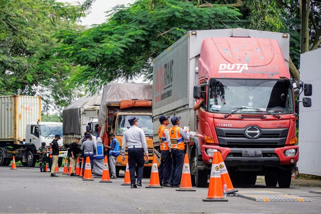 Petugas sedang melakukan uji berkala kendaraan bermotor untuk truk. /Kemenhub