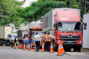 Petugas sedang melakukan uji berkala kendaraan bermotor untuk truk. /Kemenhub