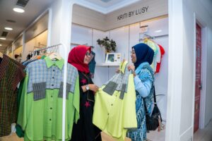 Pengunjung sedang melihat produk Kriti by Lusy. /BRI