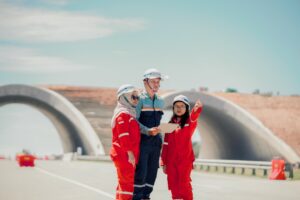 Pegawai sedang meninjau proyek yang digarap PT Wijaya Karya (Persero) Tbk (WIKA). /Dok. Perseroan