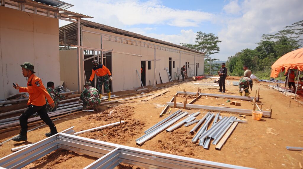 Progress pembangunan huntara tahap I di Nagari Koto Tinggi, Kecamatan Gunuang Omeh, Kabupaten Lima Puluh Kota, Provinsi Sumatera Barat. /BNPB