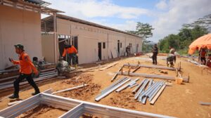 Progress pembangunan huntara tahap I di Nagari Koto Tinggi, Kecamatan Gunuang Omeh, Kabupaten Lima Puluh Kota, Provinsi Sumatera Barat. /BNPB