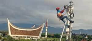 Teknisi jaringan XLSMART sedang melakukan pemeliharaan di atas menara BTS yang berada di Padang, Sumatera Barat. /Dok. Perseroan