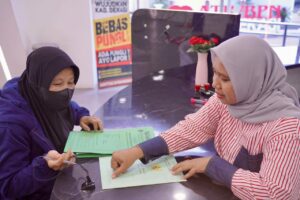 Petugas sedang melayani masyarakat yang mengurus surat tanah. /BPN