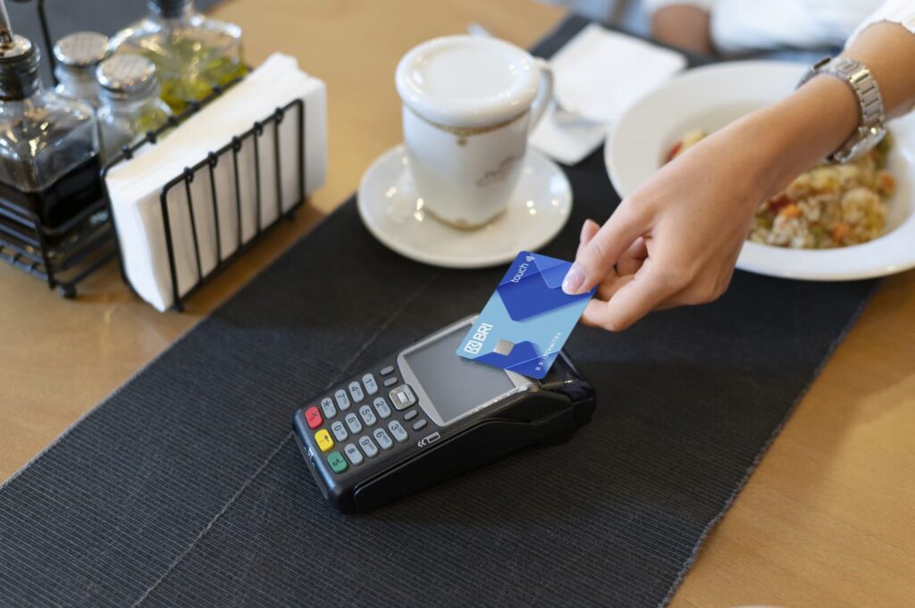 Nasabah bertransaksi dengan kartu kredit BRI. /BRI