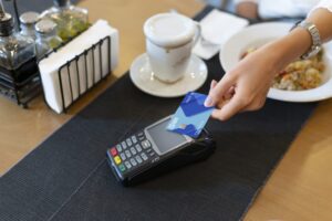 Nasabah bertransaksi dengan kartu kredit BRI. /BRI