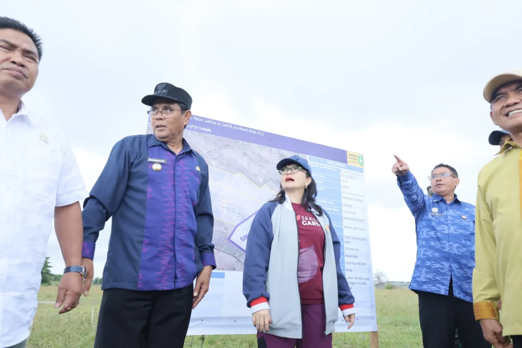 Wakil Menteri Pendidikan Tinggi, Sains, dan Teknologi (Wamendiktisaintek) Stella Christie saat meninjau kesiapan dua lokasi calon lahan Sekolah Garuda di Kabupaten Sumbawa, Nusa Tenggara Barat (NTB), Kamis (8/1/2026). /Kemendiktisaintek