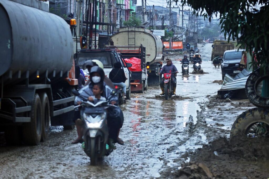 Sejumlah pengendara melintas jalan yang tergenang banjir di Bukit Tempurung, Kota Kuala Simpang, Kabupaten Aceh Tamiang, Provinsi Aceh, Jumat (9/1/2025). /BNPB