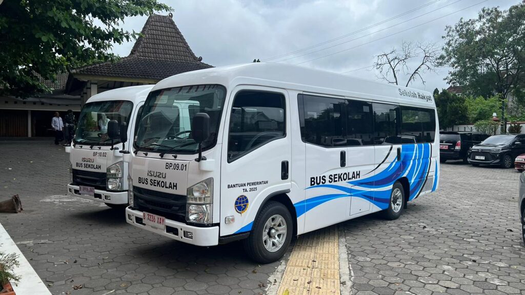 Bus sekolah yang diberikan kepada pemerintah daerah dan lembaga pendidikan. /Kemenhub