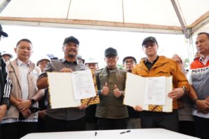 Serah terima Hunian Danantara (Huntara) yang dilakukan oleh Managing Director Danantara Indonesia Rohan Hafas dan Pemerintah Kabupaten Aceh Tamiang disaksikan Wakil Menteri Dalam Negeri Bima Arya, serta sejumlah pejabat BUMN. /BRI