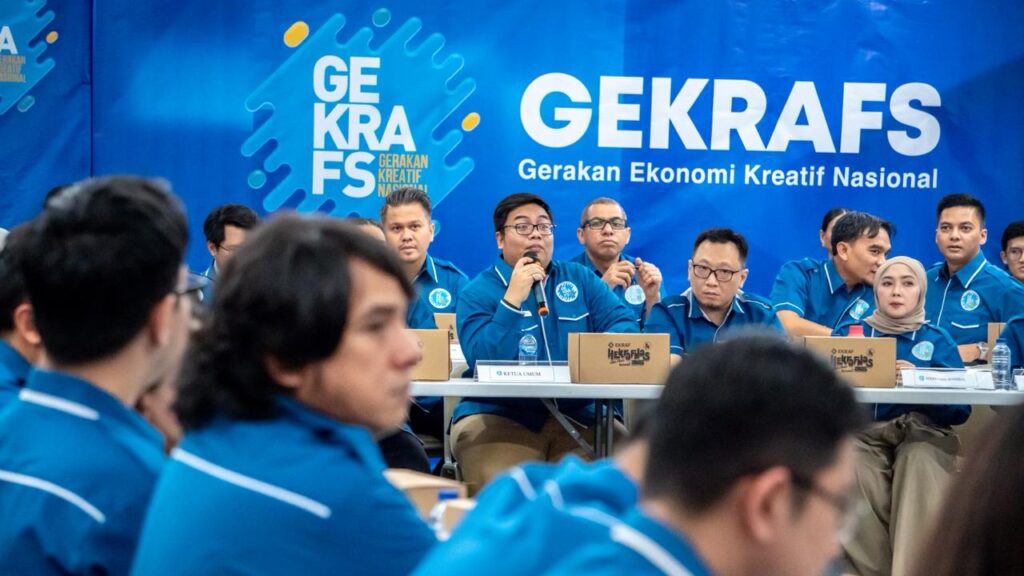 Ketua Umum DPP Gekrafs Kawendra Lukistian (tengah). HUT ke-7 GEKRAFS menegaskan komitmen ekonomi kreatif tumbuh melalui kolaborasi, inovasi, dan dampak nyata bagi bangsa. /Gekrafs