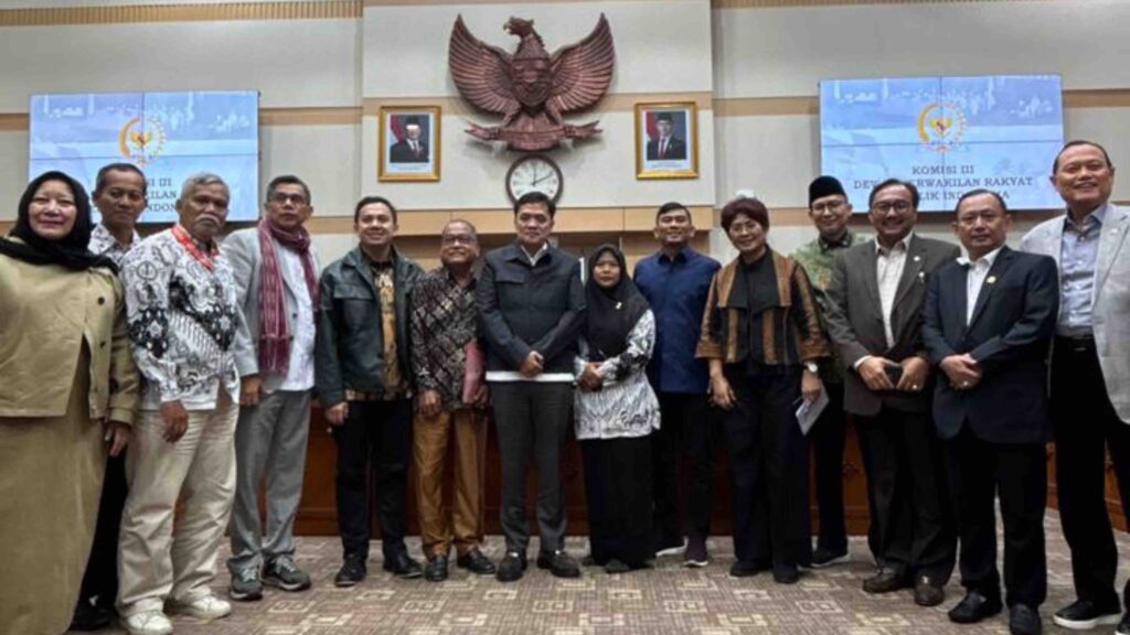 Ketua Komisi III DPR RI Habiburokhman bersama Guru Honorer Tri Wulansari, Rocky Candra, dan Tim Pendamping Usai RDPU di Ruang Rapat Komisi III DPR RI, Jakarta, Selasa, 20 Januari 2026. /Raka