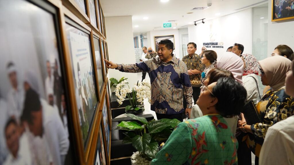 Menteri PKP Maruarar Sirait bersama komunitas bankers perempuan dari sektor perbankan di Wisma Mandiri Thamrin, Jakarta semalam, Selasa (20/1/2026). Kementerian PKP memperkuat kolaborasi dengan perbankan perempuan guna mendukung percepatan penyediaan hunian layak bagi rakyat. /PKP