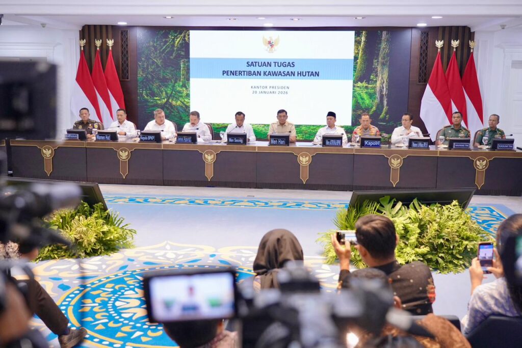 Konferensi pers pencabutan Perizinan Berusaha Pemanfaatan Hutan (PBPH) di Kantor Presiden, Jakarta, Selasa (20/01/2026) malam. Pemerintah berhasil merebut kembali jutaan hektare kawasan hutan, menyelamatkan aset negara, dan memperkuat perlindungan lingkungan. /BPN