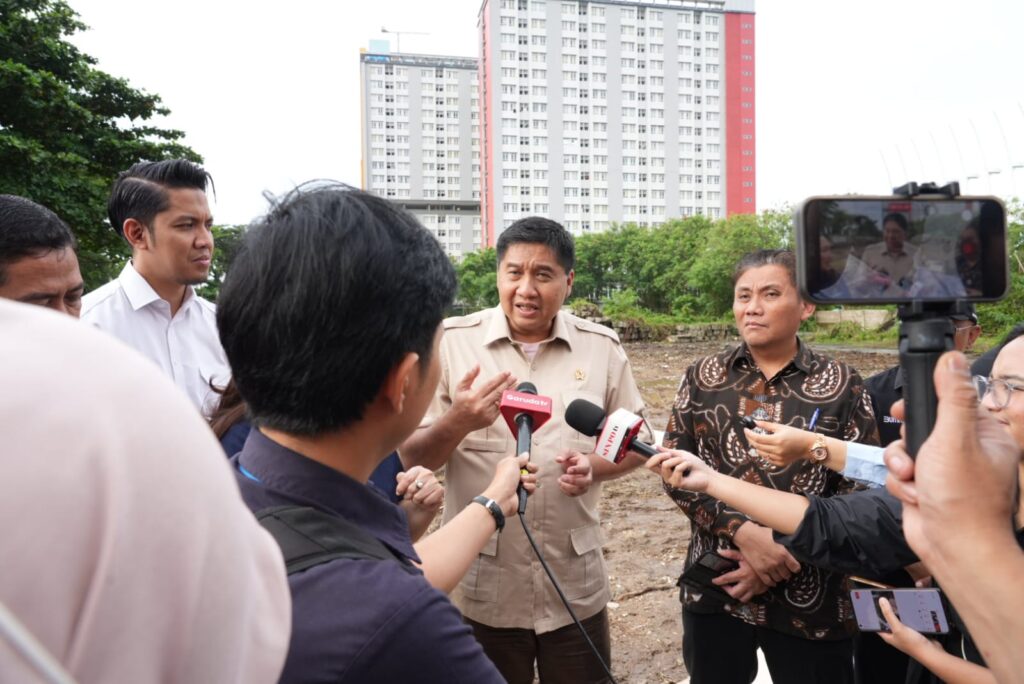 Menteri Perumahan dan Kawasan Permukiman (PKP) Maruarar Sirait saat meninjau lokasi rencana pembangunan rumah susun (rusun) subsidi di kawasan Kemayoran, Jakarta Pusat, pada Rabu (21/1/2026). /Kementerian PKP
