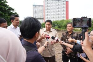 Menteri Perumahan dan Kawasan Permukiman (PKP) Maruarar Sirait saat meninjau lokasi rencana pembangunan rumah susun (rusun) subsidi di kawasan Kemayoran, Jakarta Pusat, pada Rabu (21/1/2026). /Kementerian PKP