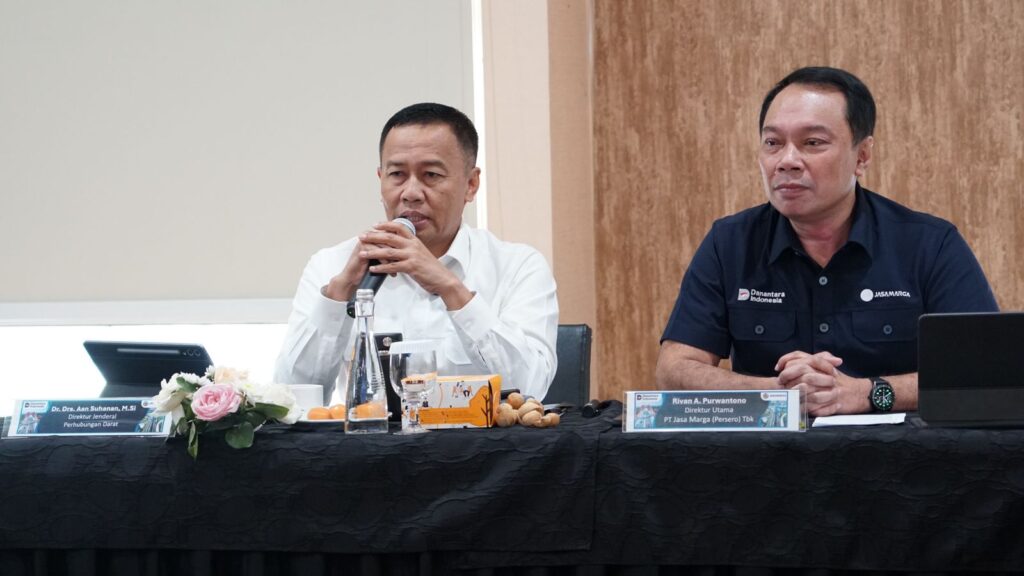 Direktur Jenderal Perhubungan Darat Kemenhub Aan Suhanan dan Direktur Utama PT Jasa Marga Rivan Achmad Purwanto  saat menghadiri courtesy meeting Kebijakan Nasional Zero ODOL di Kantor Jasa Marga Toll Command Centre, Bekasi, Jawa Barat, Rabu (21/1/2026). Kemenhub menyiapkan penegakan hukum ODOL nasional bertahap berbasis teknologi menuju Zero ODOL 2027. /Kemenhub