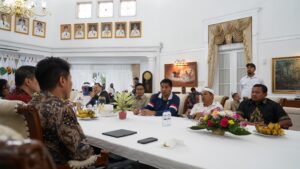 Pertemuan antara Menteri Perumahan dan Kawasan Permukiman (PKP) Maruarar Sirait dengan Gubernur Jawa Barat Dedi Mulyadi serta para pengembang perumahan di Gedung Pakuan, Bandung, Jawa Barat, Kamis (22/1/2026). Pemerintah pusat dan Jawa Barat sepakat pembangunan perumahan berkelanjutan wajib mengutamakan lingkungan dan keselamatan. /Kementerian PKP