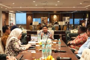 Pertemuan Menteri Perumahan dan Kawasan Permukiman (PKP) Maruarar Sirait dan Gubernur Papua Barat Daya Elisa Kambu di Wisma Mandiri 2, Jakarta, Jumat (23/1/2026). Pemerintah mendorong penanganan kawasan kumuh terpadu guna meningkatkan kualitas permukiman dan kesejahteraan masyarakat Papua Barat Daya. /Kementerian PKP