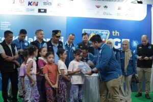 Ketua Umum Gekrafs Kawendra Lukistian bersama warga Limau Manis, Padang, Sumatera Barat merayakan HUT ke-7 Gekrafs. Acara diperingati melalui aksi sosial nyata yang memperkuat solidaritas dan harapan masyarakat terdampak. /Gekrafs