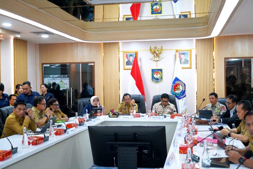 Rapat lintas kementerian membahas langkah konkret percepatan bantuan perumahan dan sosial bagi korban bencana di Kantor Kementerian Dalam Negeri, Jakarta, Senin (26/1/2025). PKP dan BNPB bersinergi mempercepat bantuan rumah korban bencana melalui pembagian tugas terstruktur. /Kementerian PKP