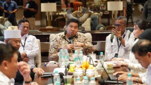 Menteri Perumahan dan Kawasan Permukiman (PKP) Maruarar Sirait saat rapat dengan Gubernur Bengkulu Helmi Hasan dan Gubernur Maluku Utara Sherly Tjoanda Laos membahas langkah percepatan pelaksanaan berbagai program perumahan di kedua provinsi. /Kementerian PKP