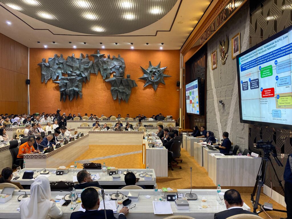 Rapat dengar pendapat Komisi V DPR dengan Kementerian Perumahan dan Kawasan Permukiman (PKP) di Jakarta, Selasa (27/1/2026). Kementerian PKP mendorong percepatan pembangunan HUNTAP pascabencana melalui kolaborasi pendanaan dan teknologi konstruksi. /Kementerian PKP
