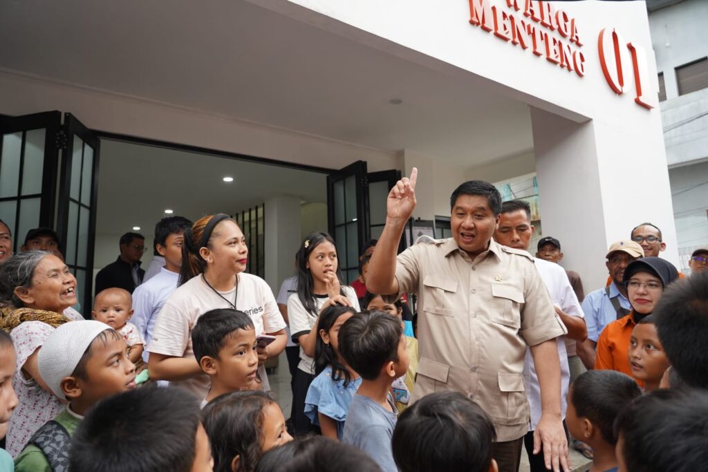 Menteri Perumahan dan Kawasan Permukiman (PKP) Maruarar Sirait saat meninjau Kawasan Menteng Tenggulun di Kelurahan Menteng, Jakarta Pusat, Rabu (28/1/2026). Kolaborasi lintas sektor mengubah Menteng Tenggulun dari kawasan kumuh menjadi sentra kuliner produktif. /Kementerian PKP