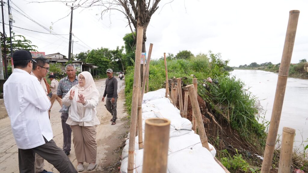 Kementerian Perumahan dan Kawasan Permukiman meninjau langsung sejumlah perumahan subsidi yang terdampak banjir di Kabupaten Bekasi kemarin, Rabu (28/1/2026). Kementerian PKP memastikan penanganan cepat perumahan subsidi terdampak banjir demi melindungi hunian MBR. /Kementerian PKP