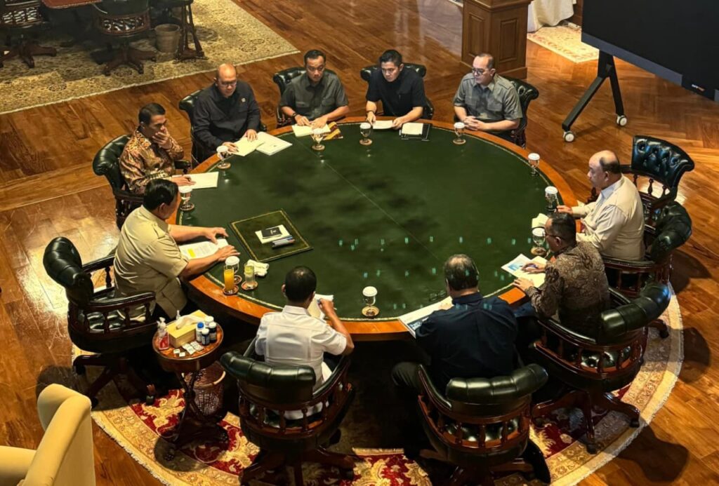 Presiden Prabowo Subianto menggelar rapat terbatas bersama sejumlah menteri kabinet Merah Putih di kediaman pribadi, Hambalang, Bogor, Jawa Barat beberapa waktu lalu. PAN menilai Reshuffle kabinet sepenuhnya kewenangan Prabowo demi efektivitas pemerintahan dan keberhasilan agenda nasional strategis. /BPMI Setpres