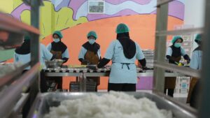 Relawan SPPG Pasir Putih, Sawangan, Jawa Barat menyiapkan makanan bergizi gratis, salah satu program Presiden Prabowo Subianto. Skema kesejahteraan Prabowo menegaskan negara hadir sepanjang hidup rakyat demi keadilan, martabat, dan kemanusiaan. /BGN