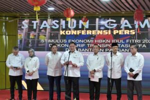 Konferensi pers Paket Stimulus Ekonomi I-2026 di Stasiun Gambir, Jakarta, Selasa (10/2/2026). Paket Stimulus Ekonomi I-2026 dirancang untuk menjaga daya beli, memperlancar mobilitas masyarakat, serta mendorong ekonomi dan pariwisata. /Kemensesneg