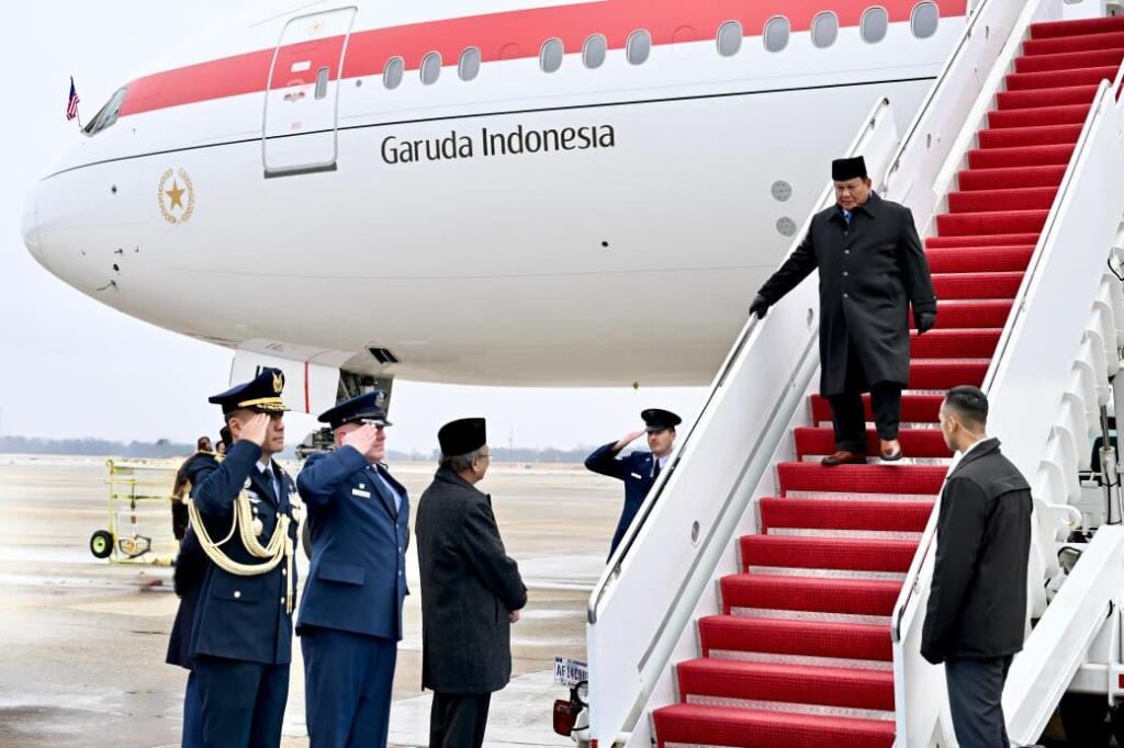 Presiden Prabowo Subianto di Pangkalan Militer Andrews, Washington DC, Amerika Serikat kemarin, Selasa (17/02/2026) pukul 11.55 waktu setempat. Prabowo lakukan diplomasi ekonomi perkuat hubungan Indonesia dan Amerika Serikat. /Kemensesneg