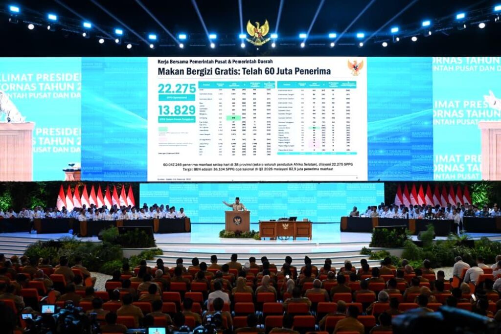 Presiden Prabowo Subianto saat Rapat Koordinasi Nasional (Rakornas) Pemerintah Pusat dan Daerah Tahun 2026 yang digelar di Sentul International Convention Center (SICC), Kabupaten Bogor, Jawa Barat, Senin (2/2/2026). Program prioritas pemerintah terbukti meningkatkan kesejahteraan, menciptakan lapangan kerja, serta memperkuat fondasi ekonomi nasional. /BPMI Setpres