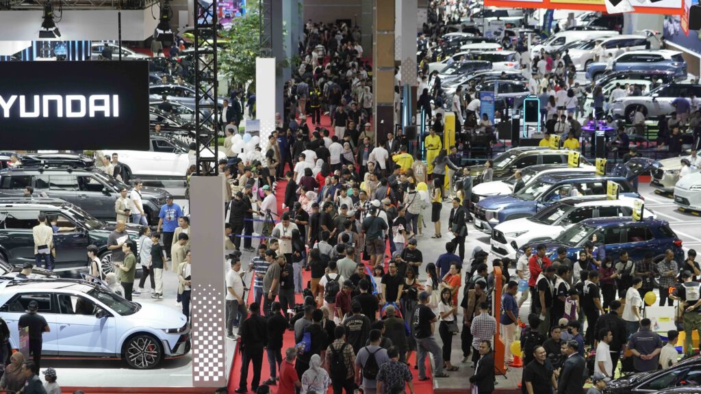 Pengunjung memenuhi pameran otomotif Indonesia International Motor Show (IIMS) 2026. IIMS 2026 pecahkan rekor, serap 20.000 pekerja dan dongkrak industri otomotif. /Dyandra