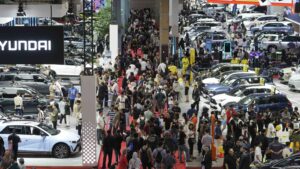 Pengunjung memenuhi pameran otomotif Indonesia International Motor Show (IIMS) 2026. IIMS 2026 pecahkan rekor, serap 20.000 pekerja dan dongkrak industri otomotif. /Dyandra