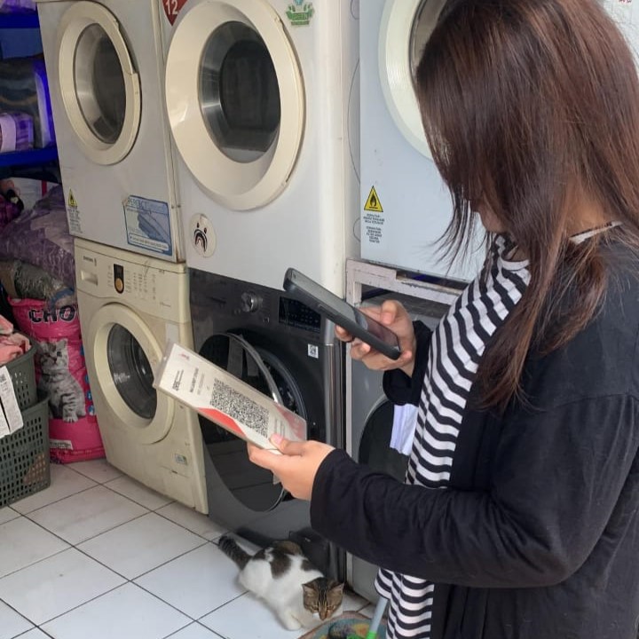 Pelanggan sedang membayar laundry menggunakan QRIS dari DANA. Digitalisasi sederhana bantu UMKM laundry lebih efisien, tertata, dan siap berekspansi. /DANA