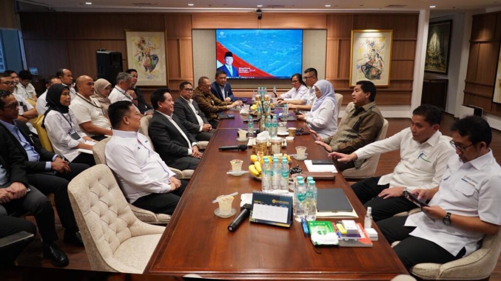 Pertemuan Menteri Perumahan dan Kawasan Permukiman (PKP) Maruarar Sirait, Direktur Utama PT Bank Rakyat Indonesia (Persero) Tbk Hery Gunardi, dan Direktur Utama PT Permodalan Nasional Madani (PNM) Arief Mulyadi di kantor Kementerian PKP, Jakarta, Senin (9/2/2026). Sinergi PKP, BRI, dan PNM diarahkan memperkuat rumah subsidi dan menurunkan bunga kredit usaha. /Kementerian PKP