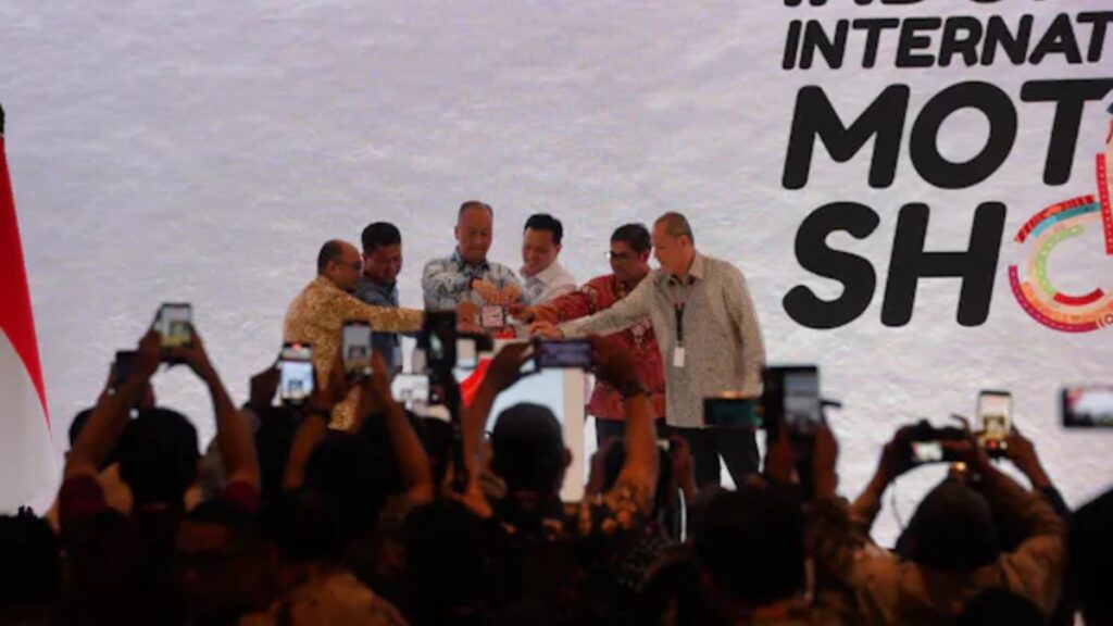 Indonesia International Motor Show (IIMS) 2026 resmi dibuka oleh Menteri Perindustrian Agus Gumiwang Kartasasmita Kamis (5/2/2026) di JIExpo Kemayoran, Jakarta. IIMS 2026 diharapkan memperkuat pemulihan industri otomotif nasional melalui inovasi, transaksi, dan kolaborasi. /Dyandra