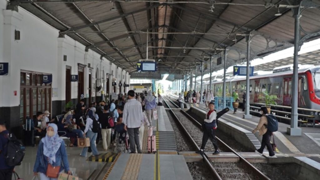 Penumpang sedang menunggu KRL. KAI Commuter izinkan buka puasa ringan dengan tetap menjaga kenyamanan bersama. /KAI