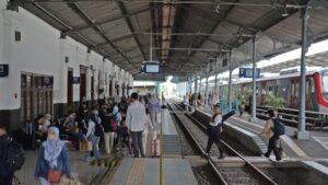 Penumpang sedang menunggu KRL. KAI Commuter izinkan buka puasa ringan dengan tetap menjaga kenyamanan bersama. /KAI