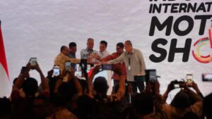 Indonesia International Motor Show (IIMS) 2026 resmi dibuka oleh Menteri Perindustrian Agus Gumiwang Kartasasmita Kamis (5/2/2026) di JIExpo Kemayoran, Jakarta. IIMS 2026 diharapkan memperkuat pemulihan industri otomotif nasional melalui inovasi, transaksi, dan kolaborasi. /Dyandra