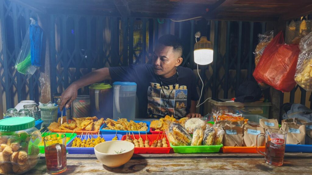 Pedagang angkringan mendapat KUR dari BRI. Penyaluran KUR BRI konsisten memperkuat sektor produktif, UMKM, dan ketahanan ekonomi nasional. /BRI